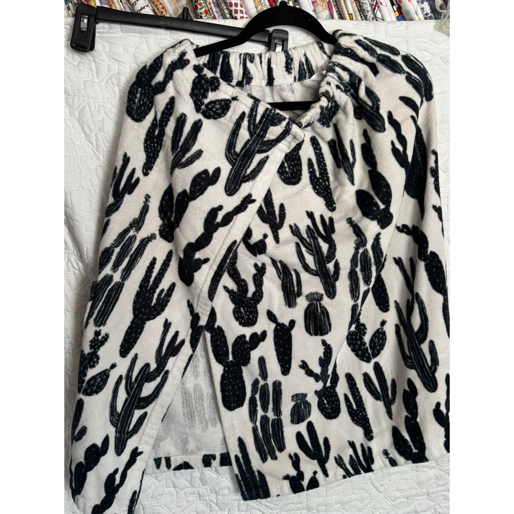 Room Essentials Cactus Print Shower Wrap Towel White Black Terry Cloth Pocket